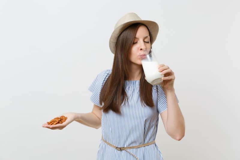 The Benefits of Consuming Almond Milk